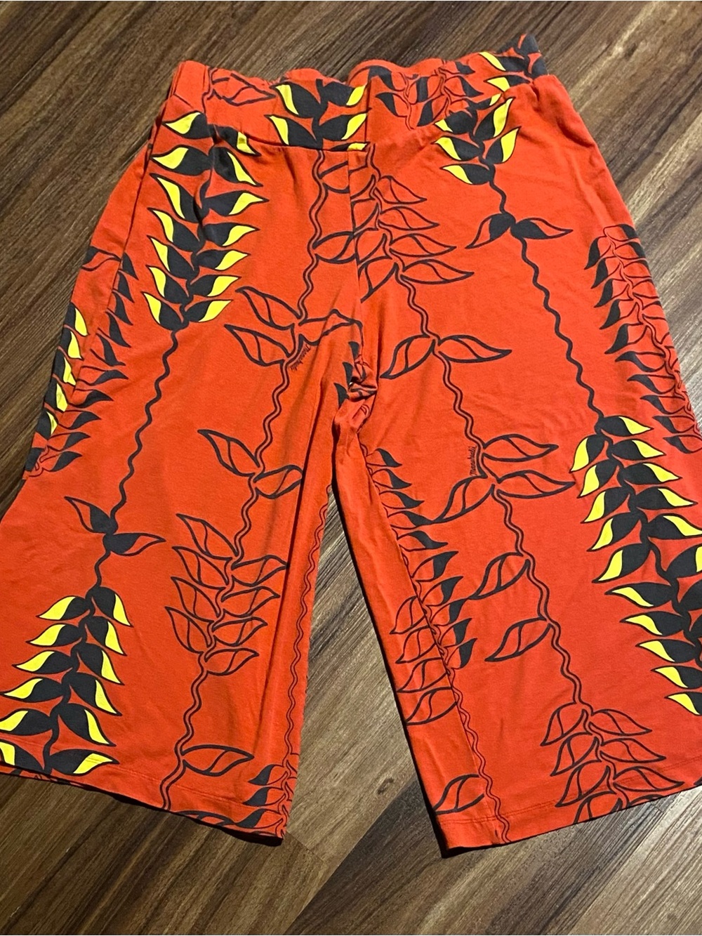 Manuheali'i Women's Wide Leg Cropped Pants Red Tropical Rayon Spandex Small